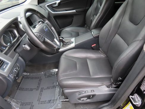 Used 2016 Volvo XC60 T5 Platinum image 8