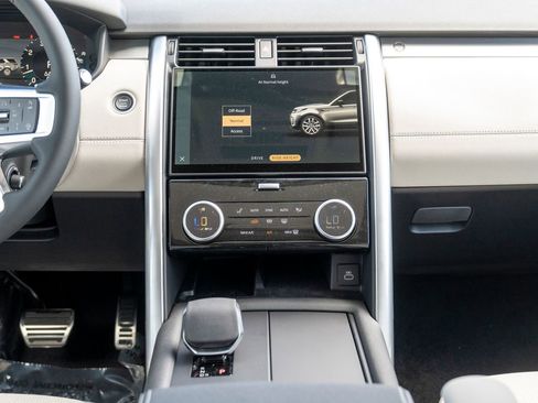 New 2025 Land Rover Discovery Dynamic SE image 19