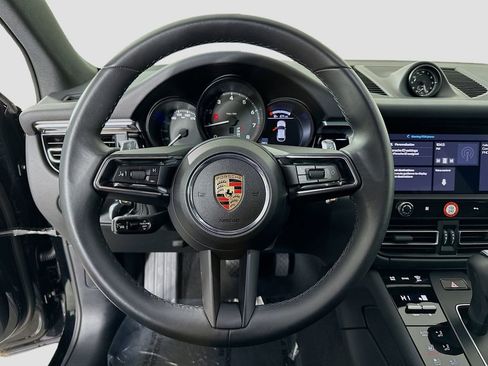 Used 2025 Porsche Macan image 12