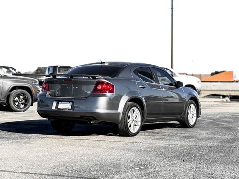 Used 2012 Dodge Avenger SE image 4