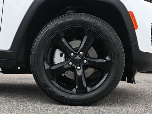 Used 2025 Jeep Grand Cherokee Limited w/ Black Appearance Package image 23