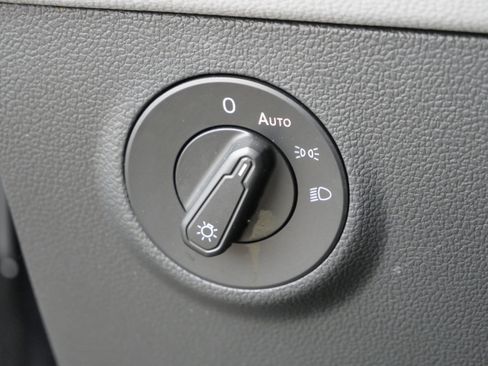 Certified 2023 Volkswagen Taos SE w/ Panoramic Sunroof Package image 21