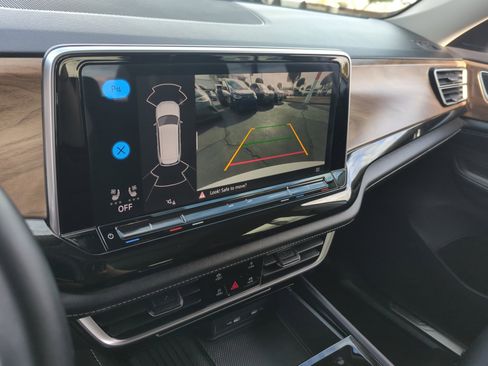 Certified 2025 Volkswagen Atlas SE image 28