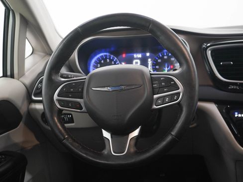 Used 2019 Chrysler Pacifica Touring-L w/ Advanced Safetytec Group FWD image 18