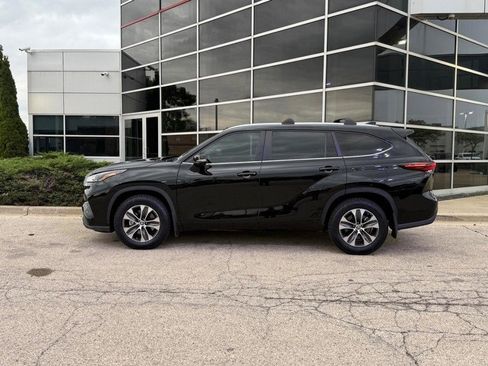 Used 2024 Toyota Highlander XLE image 6