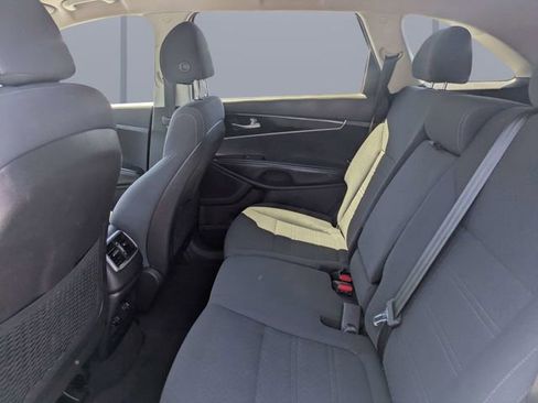 Used 2018 Kia Sorento FWD image 13