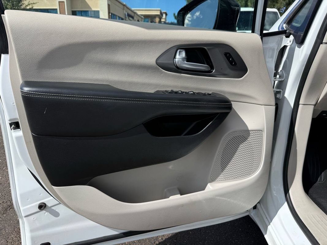 Used 2024 Chrysler Pacifica Touring-L FWD image 13