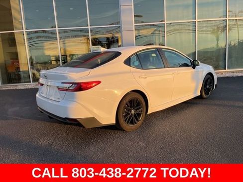 Used 2025 Toyota Camry SE image 3
