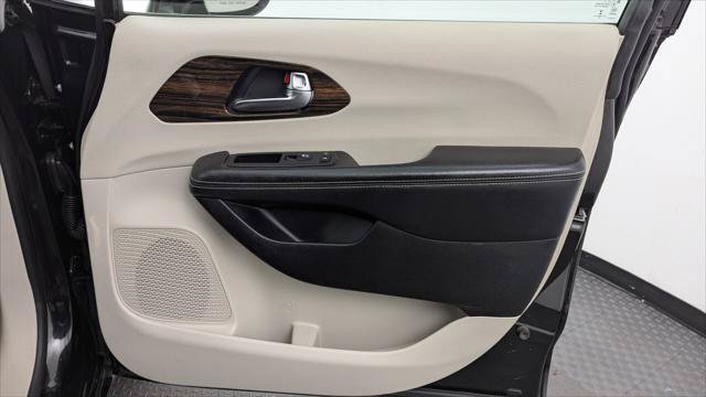 Used 2023 Chrysler Pacifica Limited FWD image 23