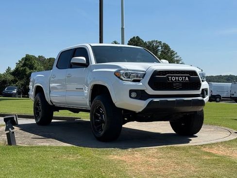 Used 2018 Toyota Tacoma SR5 RWD image 1
