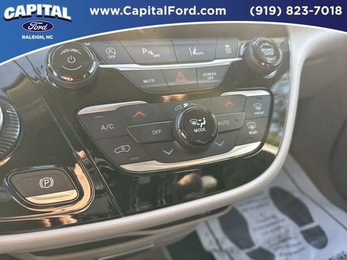 Used 2024 Chrysler Pacifica Touring-L image 28