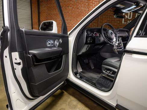 Used 2019 Rolls-Royce Cullinan image 24