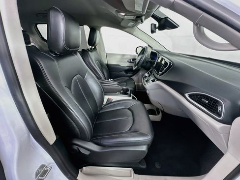 Used 2024 Chrysler Pacifica Touring-L FWD image 34