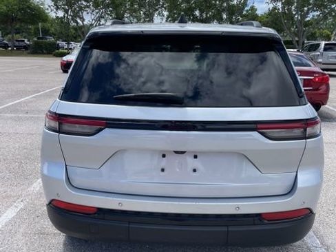 Used 2024 Jeep Grand Cherokee Altitude image 3