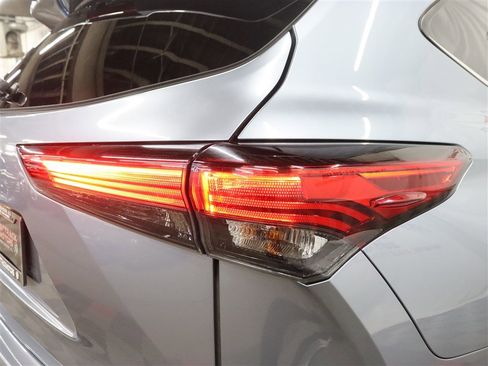 Used 2021 Toyota Highlander XLE AWD/4WD image 10