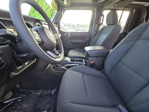 Used 2023 Jeep Gladiator Sport image 15