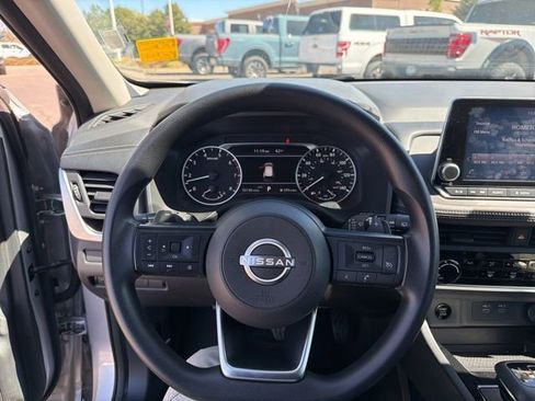 Used 2024 Nissan Rogue S image 17