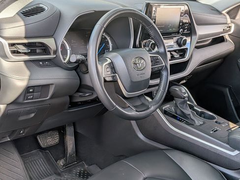 Used 2022 Toyota Highlander XLE image 16