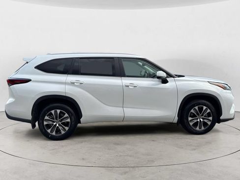 Used 2024 Toyota Highlander XLE AWD/4WD image 6