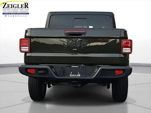Certified 2022 Jeep Gladiator Sport AWD/4WD image 6
