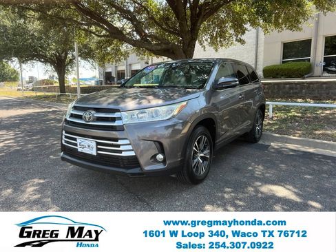 Used 2017 Toyota Highlander Plus FWD image 3