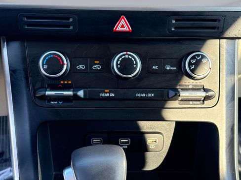 Used 2024 Kia Carnival LX image 24