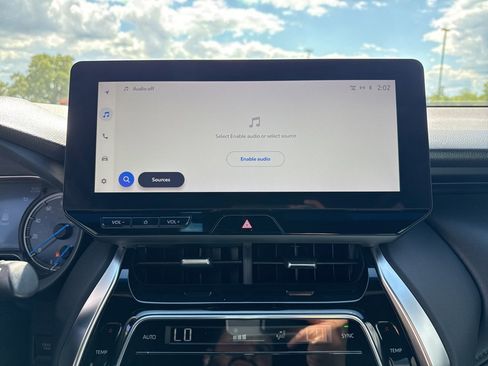 Used 2023 Toyota Venza XLE image 31