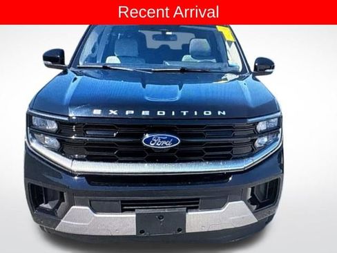 Used 2025 Ford Expedition Platinum w/ Driver's Package AWD/4WD image 2
