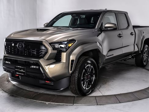Used 2025 Toyota Tacoma TRD Sport AWD/4WD image 3