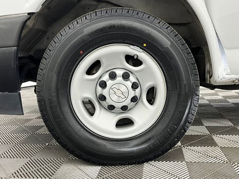 Used 2017 Chevrolet Express 2500 image 17