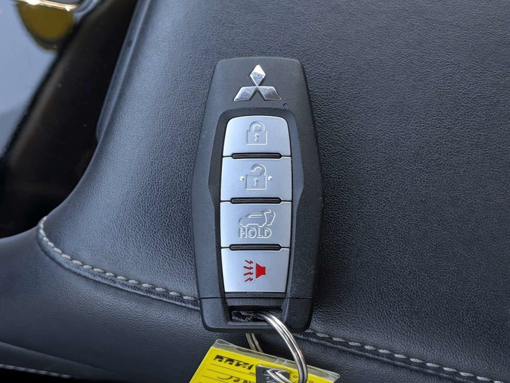Used 2025 Mitsubishi Outlander SE FWD image 30