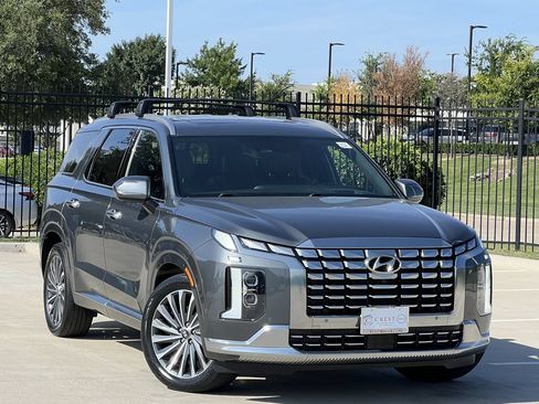 Used 2024 Hyundai Palisade Calligraphy FWD image 2