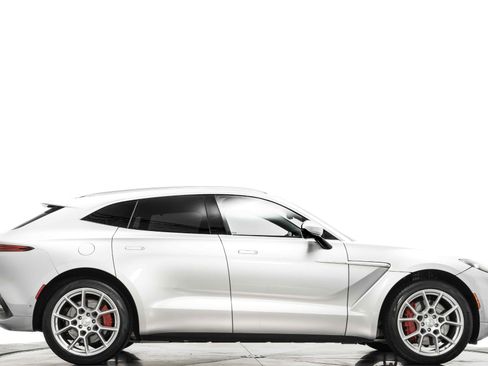 Used 2022 Aston Martin DBX image 2