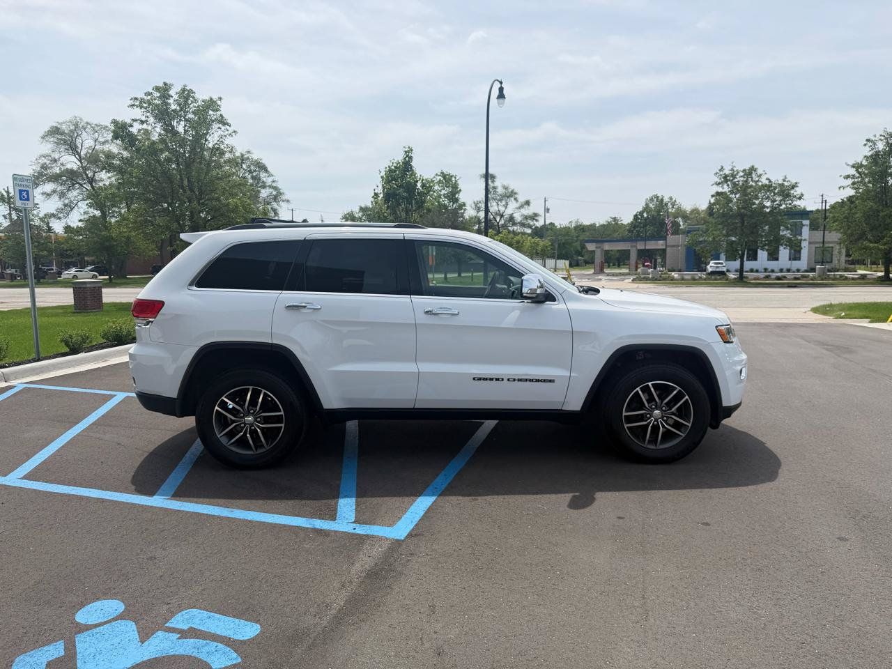 Used 2018 Jeep Grand Cherokee Limited AWD/4WD image 4