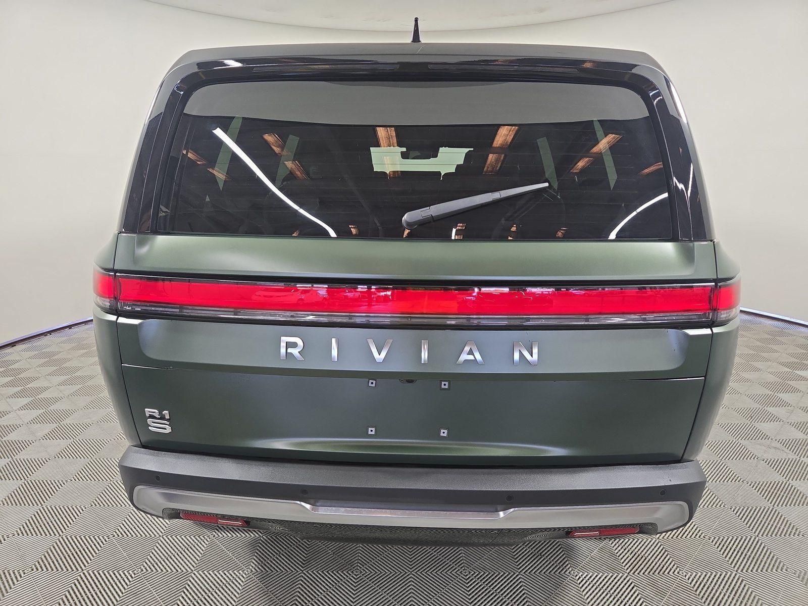 Used 2025 Rivian R1S Adventure Dual AWD/4WD image 4