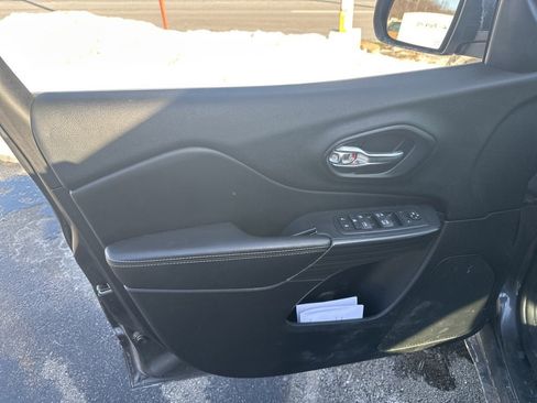 Used 2017 Jeep Cherokee Limited image 5