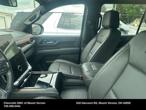 Used 2025 GMC Yukon XL Denali AWD/4WD image 9