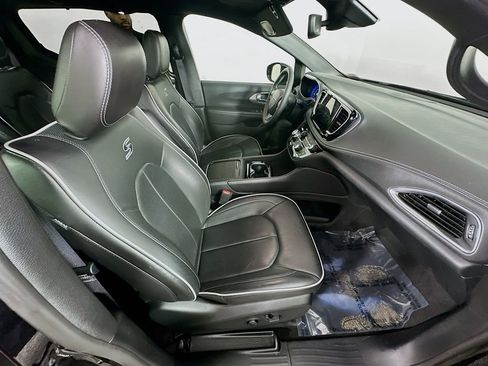 Certified 2025 Chrysler Pacifica Limited image 38