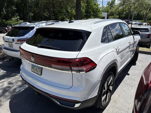 Used 2024 Volkswagen Atlas Cross Sport SE FWD image 3