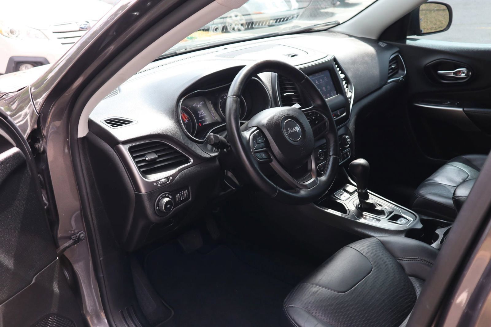 Used 2021 Jeep Cherokee Latitude Lux w/ Sun & Sound Group FWD image 8