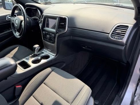 Used 2019 Jeep Grand Cherokee Laredo AWD/4WD image 17