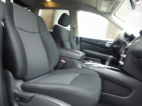 Used 2019 Nissan Pathfinder SV image 16