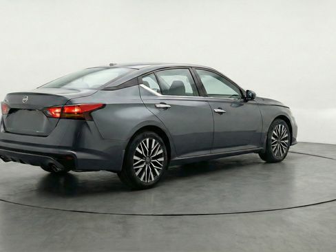 Used 2025 Nissan Altima 2.5 SV image 9