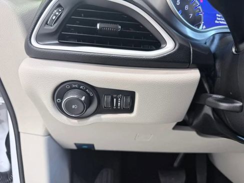 Used 2024 Chrysler Pacifica Touring-L FWD image 12