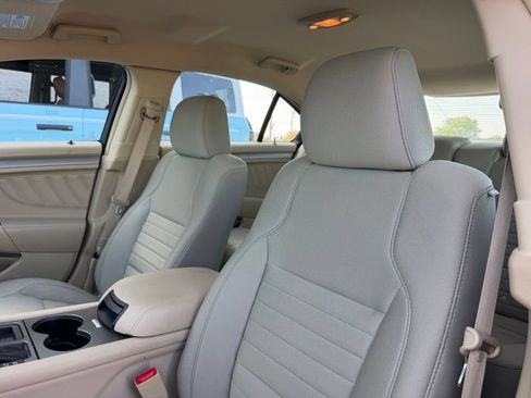 Used 2017 Ford Taurus SE FWD image 14