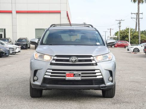 Used 2017 Toyota Highlander Plus FWD image 2