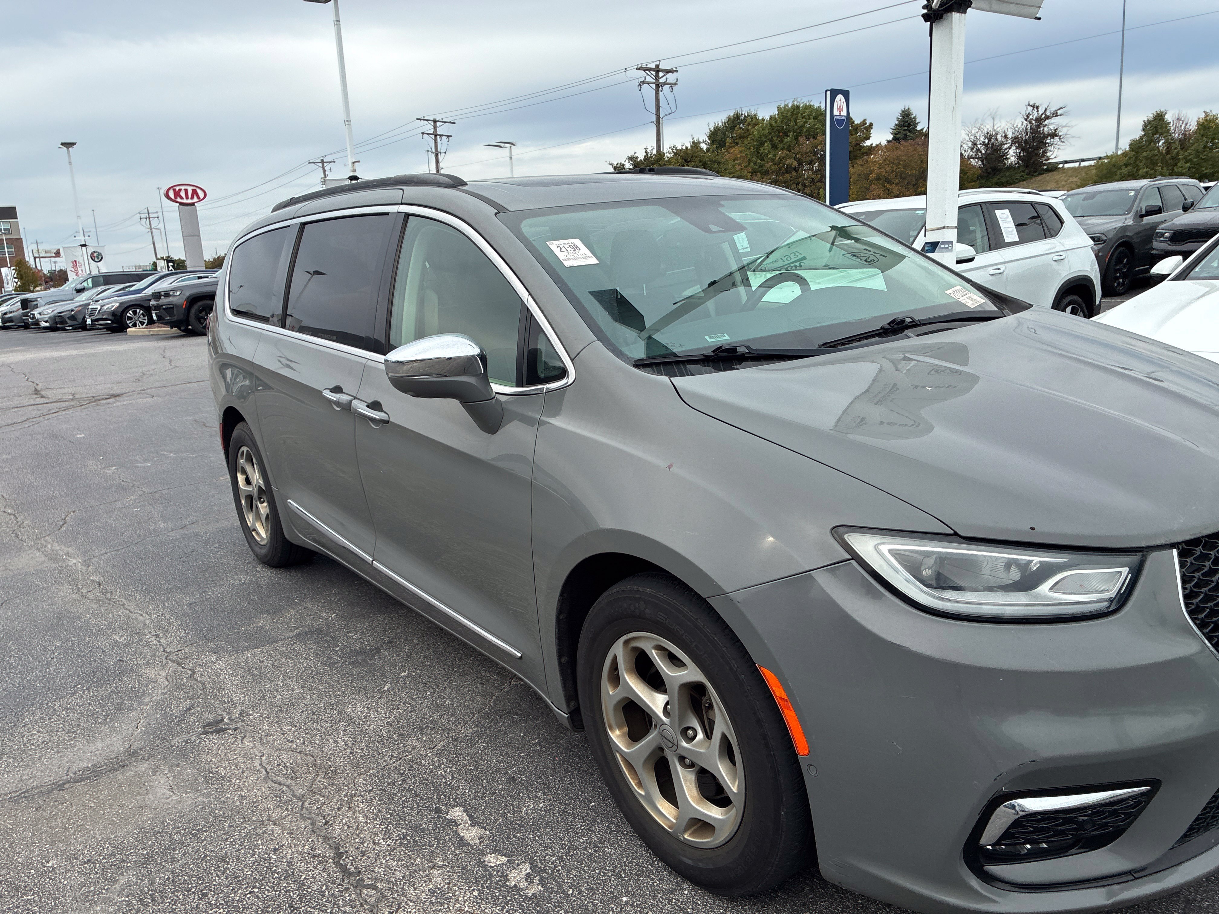 Used 2022 Chrysler Pacifica Limited FWD image 3