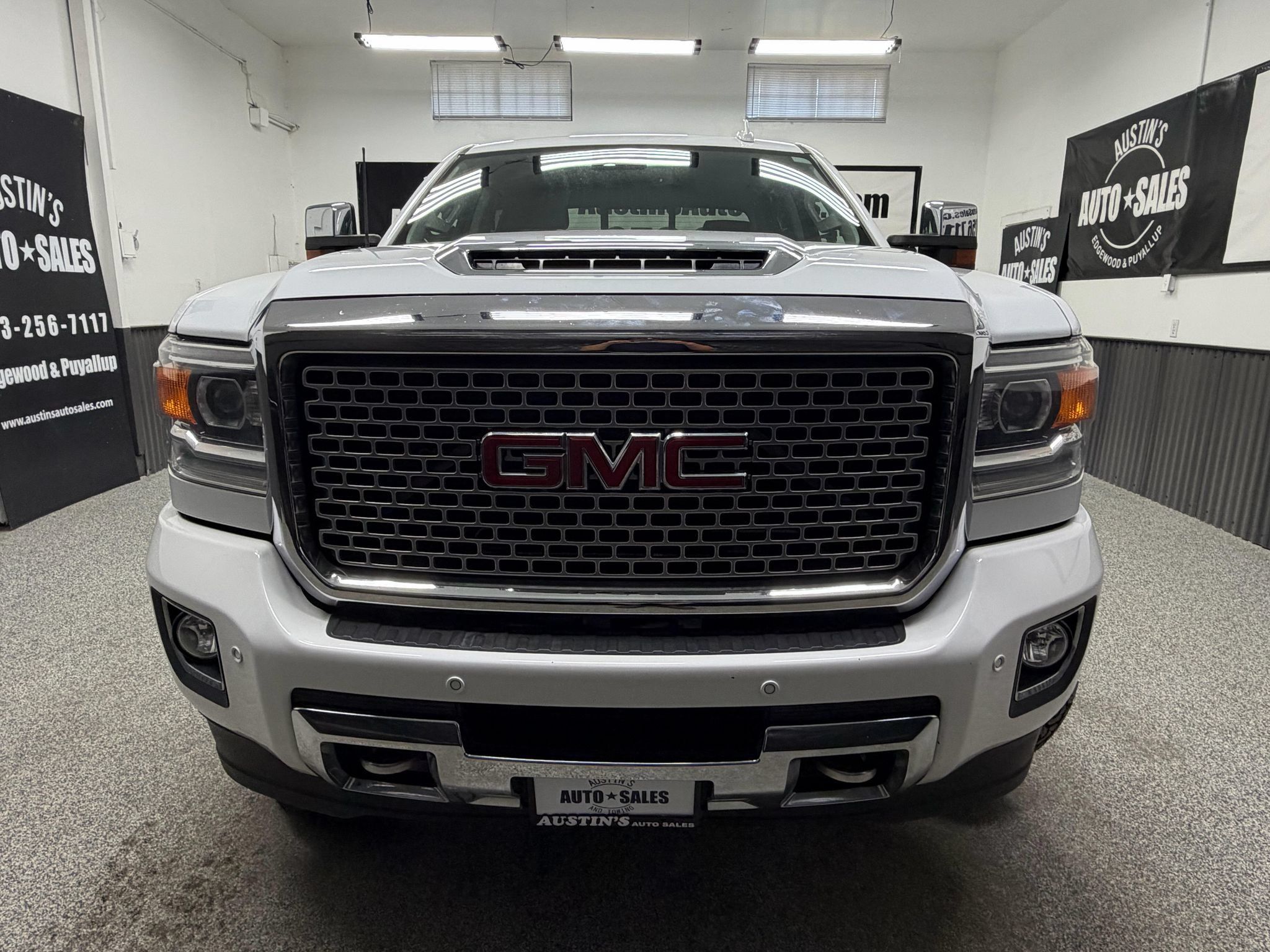 Used 2017 GMC Sierra 2500 Denali w/ Duramax Plus Package AWD/4WD image 5