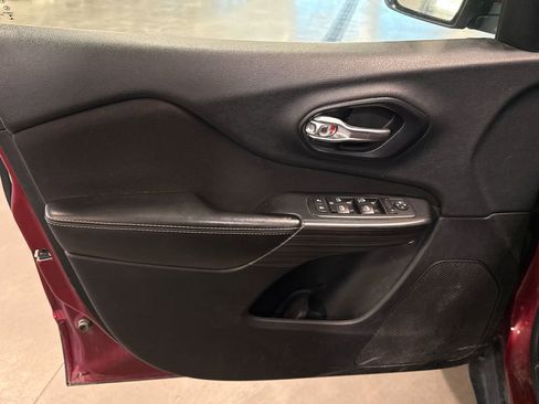 Used 2015 Jeep Cherokee Latitude w/ Cold Weather Group AWD/4WD image 9