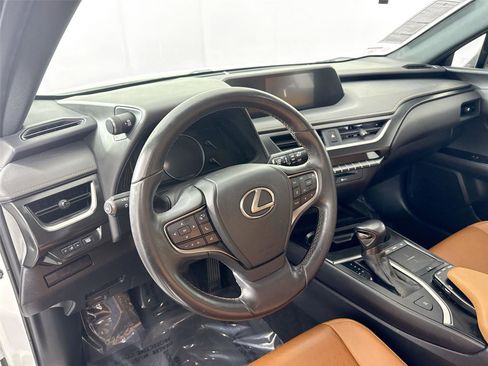 Used 2020 Lexus UX 200 image 4